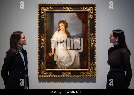 Londres, Royaume-Uni. 27 février 2024. [Image uniquement pour la presse en relation avec cette exposition] membres du personnel avec 'Self- portrait in all'antica Dress', 1787, en avant-première de 'Angelica Kauffman', une nouvelle exposition à la Royal Academy of Arts de Piccadilly. Angelica Kauffman (1741-1807), a été l’une des artistes les plus célèbres du XVIIIe siècle et membre fondatrice de la Royal Academy. Ses peintures d'histoire, ses portraits, ses autoportraits et ses peintures au plafond sont exposées. L'exposition se déroule du 1er mars au 30 juin 2024. Credit : Stephen Chung / Alamy Live News Banque D'Images