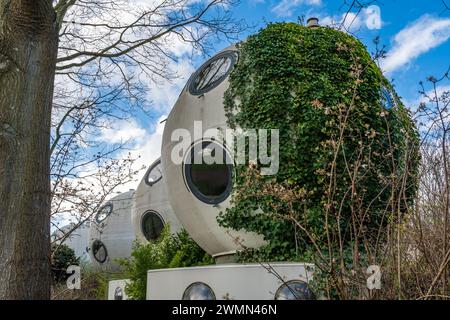 Den Bosch, pays-Bas, 25.02.2024, maisons sphériques expérimentales connues sous le nom de Bolwoningen, conçues par l'artiste néerlandais Dries Kreijkamp dans les années 1970 Banque D'Images