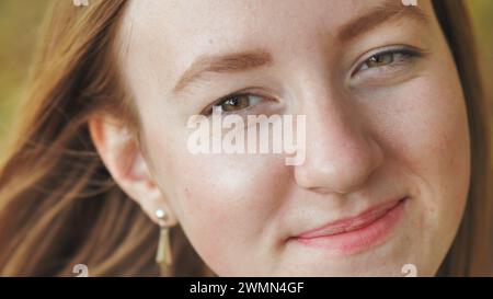 Le visage d'une jeune fille de 17 ans. Gros plan. Banque D'Images