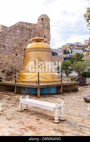 Budva, Monténégro - 13 février 2024 : la Grande cloche de Buva, un grand monument de cloche situé juste à l'extérieur des murs de la vieille ville de Budva. Banque D'Images