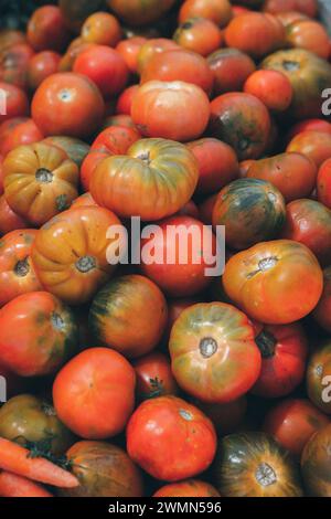 Un grand tas de tomates sur une table de marché Banque D'Images