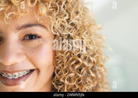 Gros plan d'une jeune femme biraciale souriante Banque D'Images