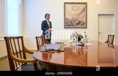 LA HAYE - informateur Kim Putters avant le début d'une nouvelle série de discussions avec les chefs de parti de la Chambre des représentants après l'échec de la première tentative d'information de Ronald Plasterk. On a principalement demandé aux chefs de faction quelle forme de cabinet ils considéraient comme la meilleure et la plus faisable. ANP PHIL NIJHUIS pays-bas Out - belgique Out Banque D'Images