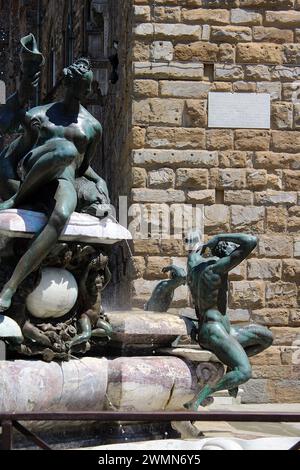 Deux figures en bronze de la Fontaine de Neptune, Florence Banque D'Images