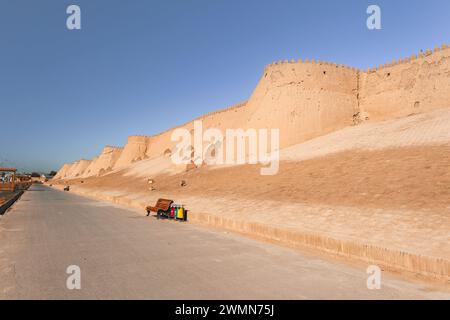 Murs extérieurs de la forteresse de l'ancienne ville de Khiva, région de Khorezm, Ouzbékistan. Anciennes sépultures sur le mur extérieur de ichan kala Banque D'Images