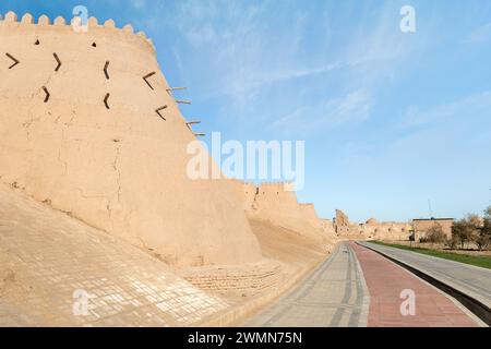 Les murs de la forteresse extérieure de l'ancienne ville de Khiva Khorezm, région, l'Ouzbékistan Banque D'Images