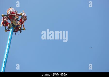 El Tajin, ville préhispanique, MEXIQUE - février 02, 2024. Voladores de Papantla Flyers exécutant un antique rituel totonaca aux dieux d'El Tajin, en février Banque D'Images