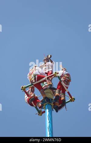 El Tajin, ville préhispanique, MEXIQUE - février 02, 2024. Voladores de Papantla Flyers exécutant un antique rituel totonaca aux dieux d'El Tajin, en février Banque D'Images