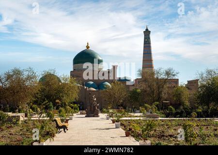 Vue du minaret Islam Khoja à Khiva, Ouzbékistan. Ciel bleu Banque D'Images