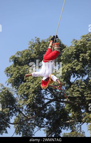 El Tajin, ville préhispanique, MEXIQUE - février 02, 2024. Voladores de Papantla Flyers exécutant un antique rituel totonaca aux dieux d'El Tajin, en février Banque D'Images