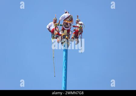 El Tajin, ville préhispanique, MEXIQUE - février 02, 2024. Voladores de Papantla Flyers exécutant un antique rituel totonaca aux dieux d'El Tajin, en février Banque D'Images