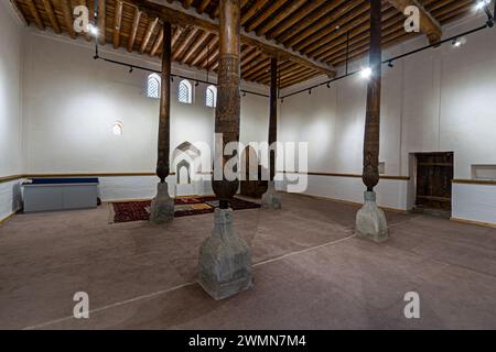 Palais Khan avec colonne en bois sculpté et murs avec de belles tuiles d'ornement complexes dans la vieille ville d'Itchan-Kala Banque D'Images
