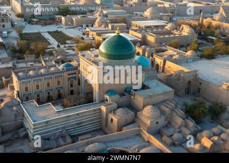 Bâtiments historiques de Khiva (Ouzbékistan) vu du haut. Bâtiment avec dôme vert est mausolée de Pahlavan Mahmoud. Premier plan : madrasah Mazar-i-Sharif Banque D'Images