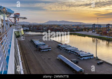 Vue depuis un bateau de croisière avec des bus touristiques alignés pour les passagers de bateaux de croisière au port de Phu My près de Ho Chi Minh ville, Vietnam Banque D'Images