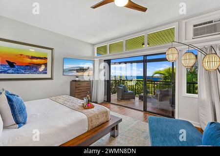 Une chambre spacieuse avec des portes coulissantes menant au balcon avec vue sur l'océan à Maui Banque D'Images