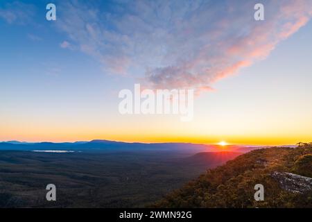 Vue sur la vallée de Victoria depuis le Reed Lookout pendant le coucher du soleil, montagnes Grampians, Victoria, Australie Banque D'Images