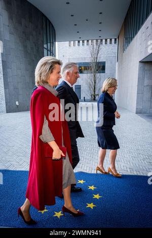 La Haye, pays-Bas. 27 février 2024. La Reine Mathilde de Belgique, le Roi Philippe - Filip de Belgique et la Directrice exécutive d'Europol Catherine de Bolle photographiés lors d'une visite royale au siège d'Europol à la Haye, aux pays-Bas, mardi 27 février 2024. Europol est l'agence européenne de police chargée d'aider les États membres de l'Union européenne à prévenir et à combattre toutes les formes graves de criminalité organisée et internationale, de cybercriminalité et de terrorisme. Crédit : Belga News Agency/Alamy Live News Banque D'Images