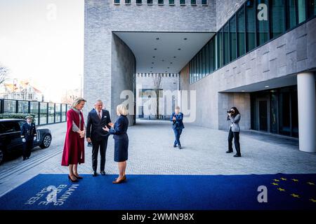 La Haye, pays-Bas. 27 février 2024. La Reine Mathilde de Belgique, le Roi Philippe - Filip de Belgique et la Directrice exécutive d'Europol Catherine de Bolle photographiés lors d'une visite royale au siège d'Europol à la Haye, aux pays-Bas, mardi 27 février 2024. Europol est l'agence européenne de police chargée d'aider les États membres de l'Union européenne à prévenir et à combattre toutes les formes graves de criminalité organisée et internationale, de cybercriminalité et de terrorisme. Crédit : Belga News Agency/Alamy Live News Banque D'Images