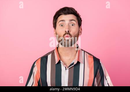Portrait de jeune bel homme versé lèvres air baiser chemise vintage isolé sur fond de couleur rose vif Banque D'Images