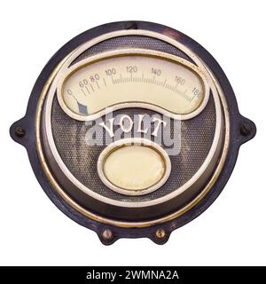 Voltmètre analogique circulaire vintage isolé sur un fond blanc Banque D'Images