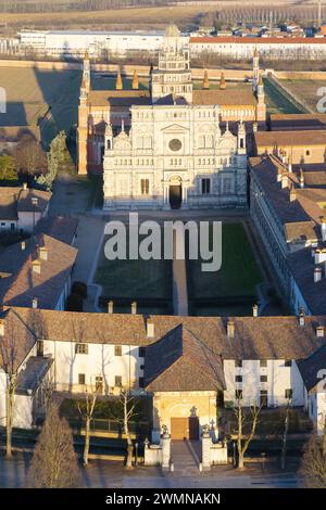 Drone vue sur le monastère de Certosa di Pavia avec des champs de pelouse en Italie, Pavie Banque D'Images