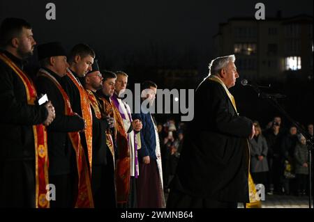 LVIV, UKRAINE - 23 FÉVRIER 2024 - les prêtres rendent hommage aux défenseurs de l'Ukraine qui ont péri au combat au cimetière de Lychakiv avant le deuxième anniversaire de l'invasion russe, à Lviv, dans l'ouest de l'Ukraine. Banque D'Images