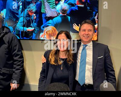 Cagliari, Italie. 27 février 2024. LaPresse 27/02/2024 Cagliari, Italia Politica Todde vince in Sardegna, l'abbraccio con Conte Nella foto : Alessandra Todde con Antonio Conte Credit : LaPresse/Alamy Live News Banque D'Images