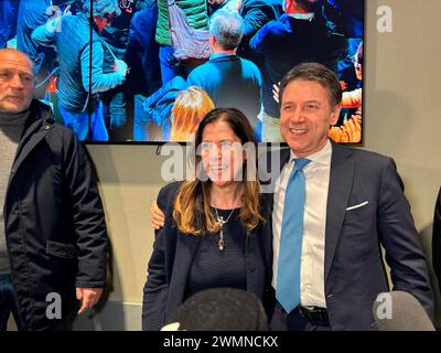 Cagliari, Italie. 27 février 2024. LaPresse 27/02/2024 Cagliari, Italia Politica Todde vince in Sardegna, l'abbraccio con Conte Nella foto : Alessandra Todde con Antonio Conte Credit : LaPresse/Alamy Live News Banque D'Images