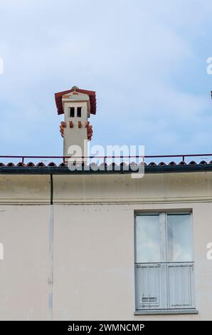 le chauffage des maisons, les cheminées, l'efficacité et le nettoyage augmentent la sécurité et réduisent les coûts. Pour chauffer la maison, tout doit être efficace. Toit historique Banque D'Images