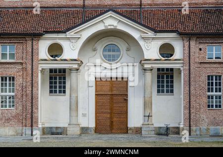 canome della serliana, avec des éléments baroques et tympan, architecture canonique particulière avec des éléments symétriques qui créent une harmonie visuelle. Banque D'Images