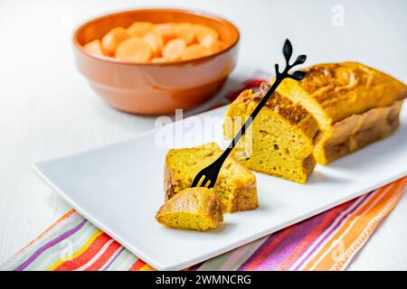 Portion de gâteau aux carottes prête à la dégustation. Gâteau végétalien très sain. Banque D'Images