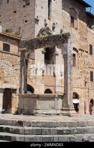 Le puits sur la place principale de San Gimignano Banque D'Images