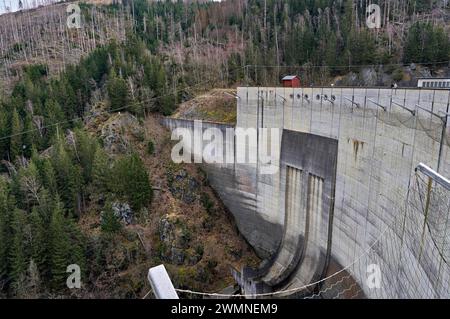 Die Okertalsperre ist eine Talsperre BEI Altenau im Harz im Niedersächsischen Landkreis Goslar. IHR von der Oker durchflossener Stausee, auch Okerstausee genannt, Hat BEI Stauziel 2,25 Quadratkilomètre Wasseroberfläche und einen Speicherraum von 46,85 Millionen Kubikmeter Wasser. Die Staumauer ist 260 Meter lang und bis zu 75 Meter hoch. Altenau, 25.02.2024 *** le barrage d'Oker est un réservoir près d'Altenau dans les montagnes du Harz dans le district de Goslar en basse-Saxe. Son réservoir, traversé par la rivière Oker, également connu sous le nom de réservoir Oker, a une surface d'eau de 2,25 kilomes carrés Banque D'Images