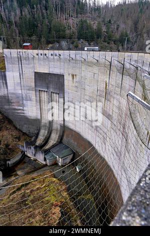 Die Okertalsperre ist eine Talsperre BEI Altenau im Harz im Niedersächsischen Landkreis Goslar. IHR von der Oker durchflossener Stausee, auch Okerstausee genannt, Hat BEI Stauziel 2,25 Quadratkilomètre Wasseroberfläche und einen Speicherraum von 46,85 Millionen Kubikmeter Wasser. Die Staumauer ist 260 Meter lang und bis zu 75 Meter hoch. Altenau, 25.02.2024 *** le barrage d'Oker est un réservoir près d'Altenau dans les montagnes du Harz dans le district de Goslar en basse-Saxe. Son réservoir, traversé par la rivière Oker, également connu sous le nom de réservoir Oker, a une surface d'eau de 2,25 kilomes carrés Banque D'Images