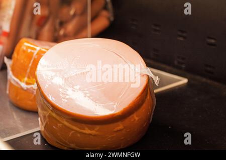 morceau de saucisse de régime bouillie emballée dans un magasin Banque D'Images