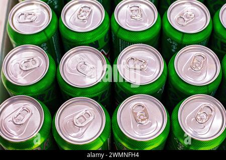 Boissons énergisantes dans des récipients verts en aluminium dans un supermarché, vue de dessus Banque D'Images