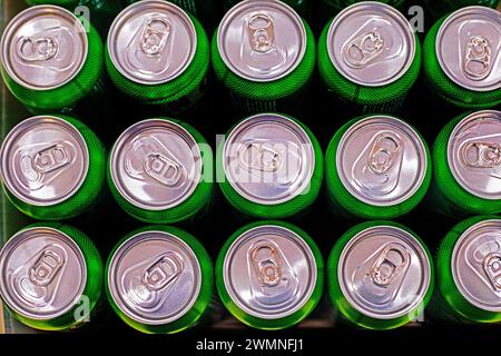 Boissons énergisantes dans des récipients verts en aluminium dans un supermarché, vue de dessus Banque D'Images