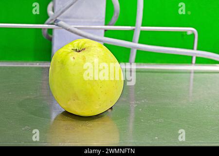 une pomme verte se trouve sur la balance dans le supermarché Banque D'Images