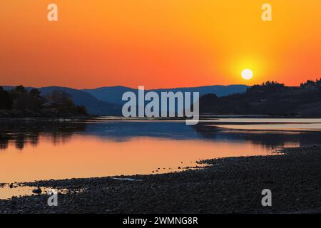 Vue sur la rivière Gaula se jette dans le fjord de Trondheim, la zone agricole Byneset et la réserve naturelle Gaulosen au coucher du soleil à l'automne Banque D'Images