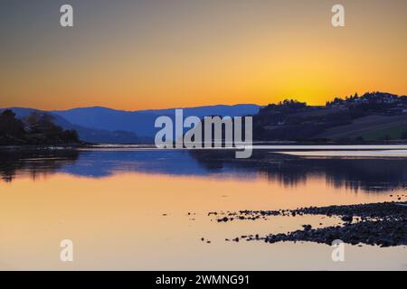 Vue sur la rivière Gaula se jette dans le fjord de Trondheim, la zone agricole Byneset et la réserve naturelle Gaulosen au coucher du soleil à l'automne Banque D'Images