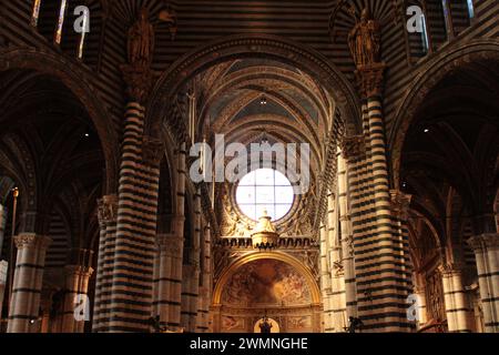 La nef de la cathédrale de Sienne Banque D'Images