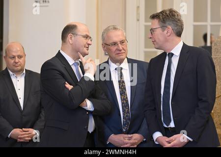 Munich, Allemagne. 27 février 2024. Les politiciens Albert Füracker, Joachim Herrmann et Markus Blume attendent de signer le livre de condoléances pour la mort d'Alois Glück au Parlement de l'État de Bavière. Le livre de condoléances sera ouvert à tous les citoyens de 13 h tous les jours de 9 h à 16 h jusqu'au 8 mars. Crédit : Felix Hörhager/dpa/Alamy Live News Banque D'Images