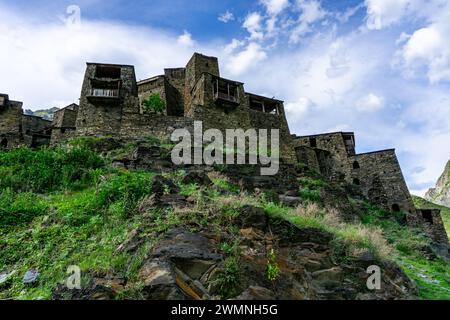 Shatili village médiéval forteresse Shatili est un village historique des hautes terres en Géorgie, près de la frontière avec la Tchétchénie. Il est situé sur la slop nord Banque D'Images
