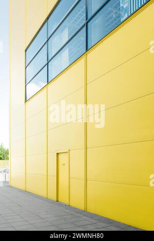 Mur jaune du bâtiment IKEA avec fenêtre. Porte dans le mur jaune. Banque D'Images