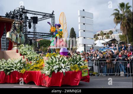 Les femmes sur les chars de carnaval jettent des fleurs à la foule à Nice Carnival Flower Battle -24 février 2024 Banque D'Images