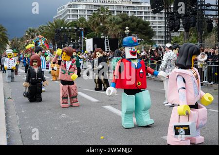 Personnages LEGO au Carnaval de Nice Flower Battle -24 février 2024 2023 était le 150e anniversaire du Festival de Nice Banque D'Images