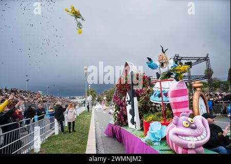 Les femmes sur les chars de carnaval jettent des fleurs à la foule à Nice Carnival Flower Battle -24 février 2024 Banque D'Images