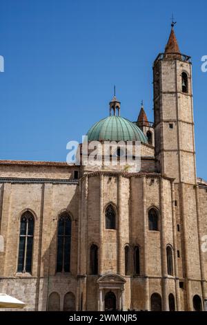 Extérieur des bâtiments historiques à Ascoli Piceno, Marches, Italie : Duomo Banque D'Images