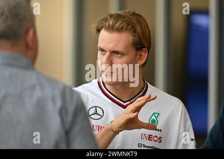 BAHREÏN, Sakhir, 21 février : Mick SCHUMACHER, pilote de réserve Mercedes-GP, observe les activités durant la première journée des essais F1 sur le circuit International de Bahreïn le 21 février 2024 à Bahreïn, essais de formule 1, photo et copyright Jerry ANDRE / ATP images (ANDRE Jerry / ATP / SPP) Banque D'Images