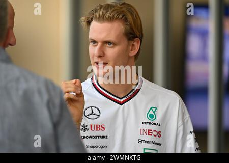 BAHREÏN, Sakhir, 21 février : Mick SCHUMACHER, pilote de réserve Mercedes-GP, observe les activités durant la première journée des essais F1 sur le circuit International de Bahreïn le 21 février 2024 à Bahreïn, essais de formule 1, photo et copyright Jerry ANDRE / ATP images (ANDRE Jerry / ATP / SPP) Banque D'Images